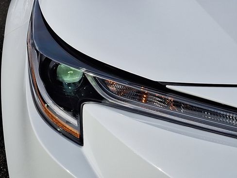 Certified 2025 Toyota Corolla LE image 9