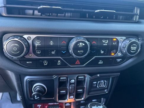 Used 2024 Jeep Wrangler Unlimited Rubicon w/ Dual Top Group AWD/4WD image 13