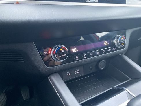 Used 2024 Mitsubishi Outlander 4WD Plug-In Hybrid image 12