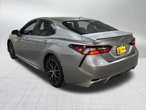 Used 2022 Toyota Camry SE image 4