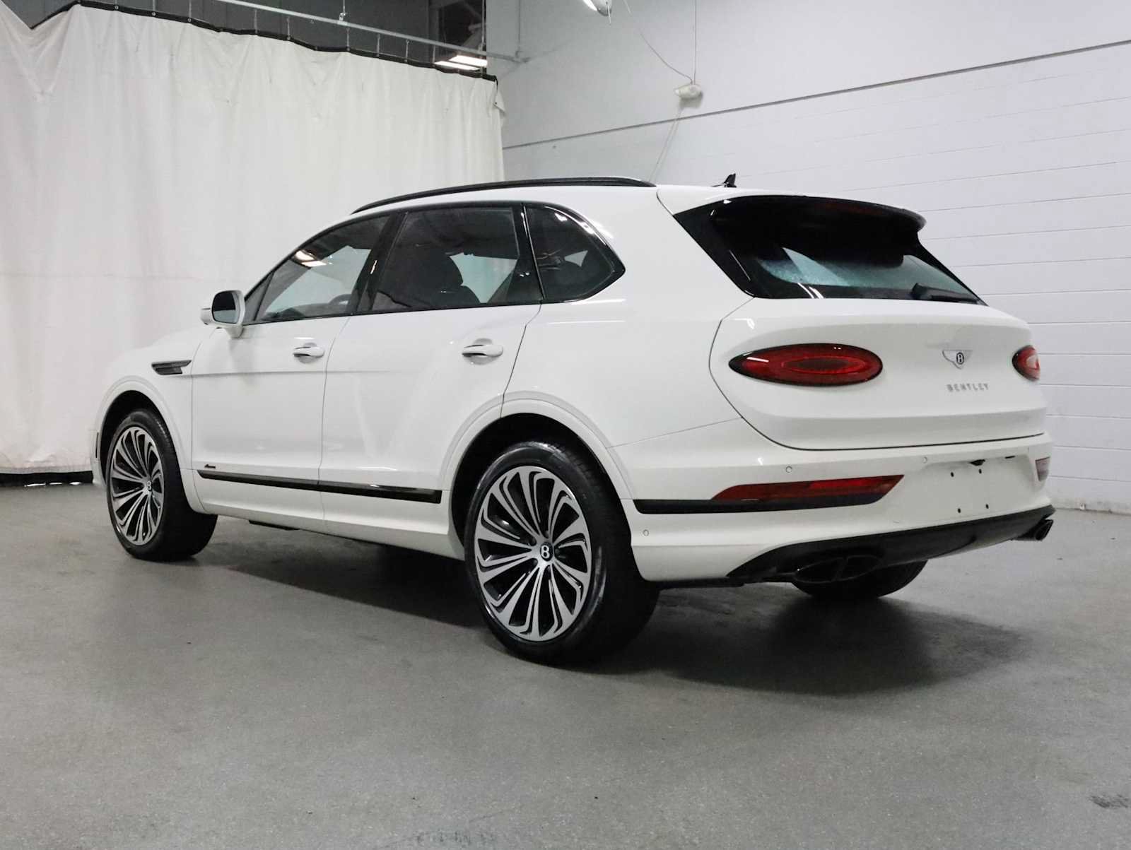 Used 2024 Bentley Bentayga AWD/4WD image 3