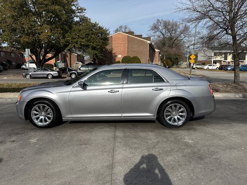 Used 2014 Chrysler 300 C image 3