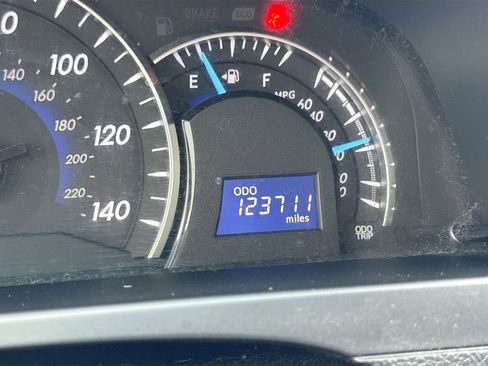 Used 2014 Toyota Camry XLE image 12