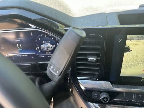Used 2024 Chevrolet Silverado 1500 LT AWD/4WD image 19