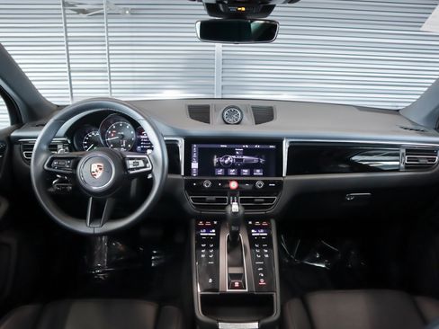 Certified 2025 Porsche Macan image 14
