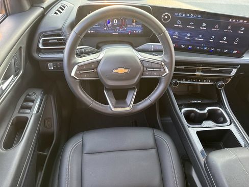 Used 2025 Chevrolet Traverse LT FWD image 15