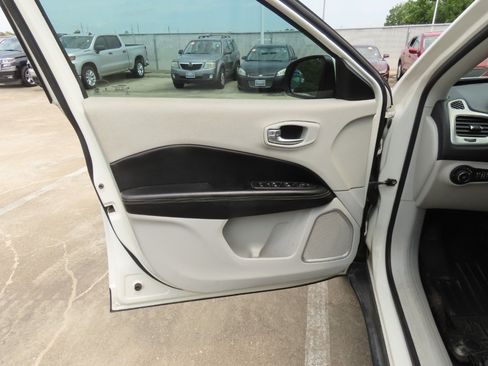 Used 2018 Jeep Compass Latitude w/ Popular Equipment Group FWD image 24