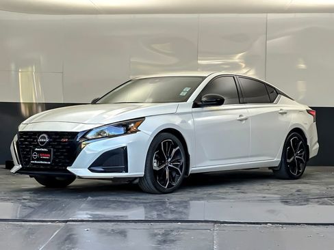 Used 2023 Nissan Altima 2.5 SR FWD image 7