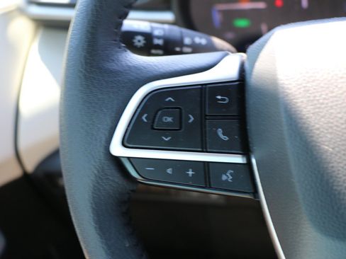 Used 2024 Toyota Sienna XLE w/ XLE Plus Package FWD image 18