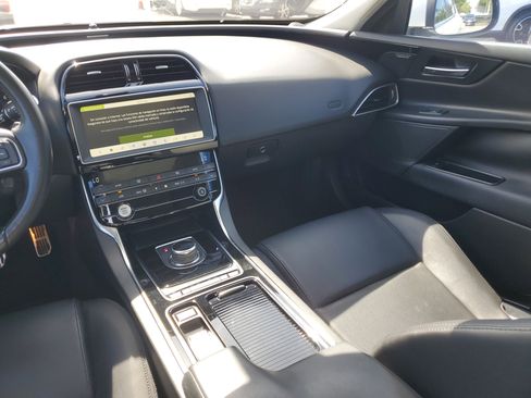 Used 2019 Jaguar XE Premium image 35