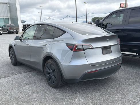 Used 2024 Tesla Model Y Long Range AWD/4WD image 5