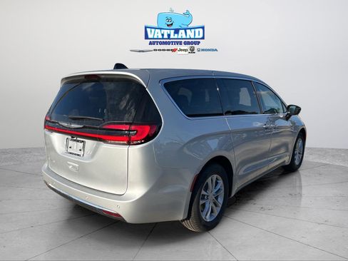 New 2026 Chrysler Pacifica Select image 5