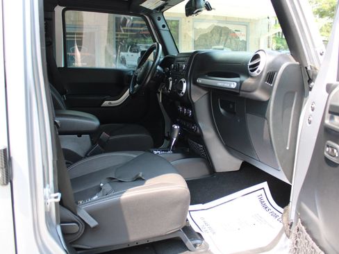 Used 2015 Jeep Wrangler Unlimited Sahara w/ Connectivity Group AWD/4WD image 7