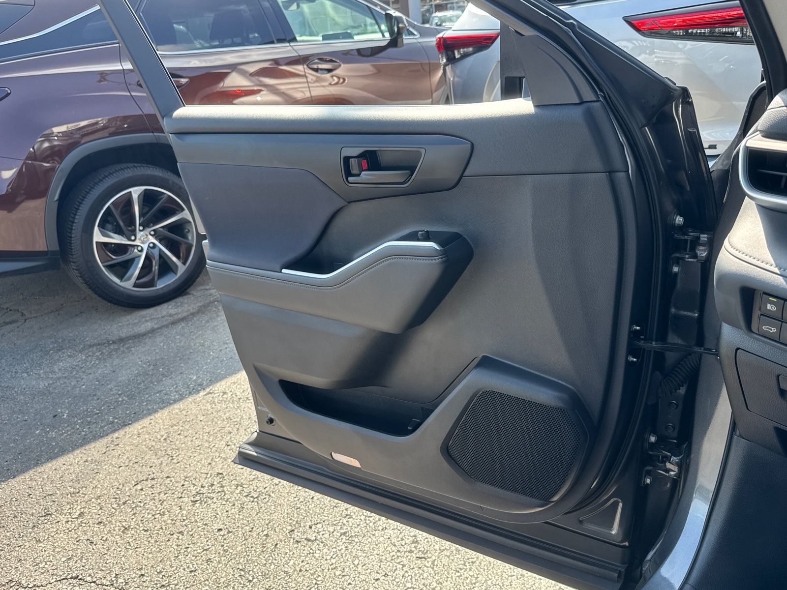 Used 2025 Toyota Highlander LE FWD image 17