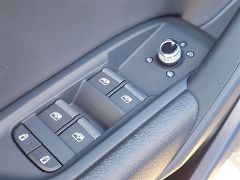 Used 2024 Audi Q5 e Premium w/ Convenience Package image 29