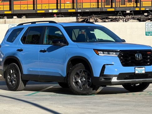 Certified 2024 Honda Pilot TrailSport image 2