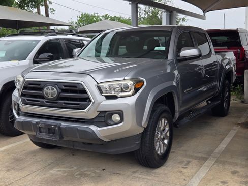 Used 2018 Toyota Tacoma SR5 RWD image 3