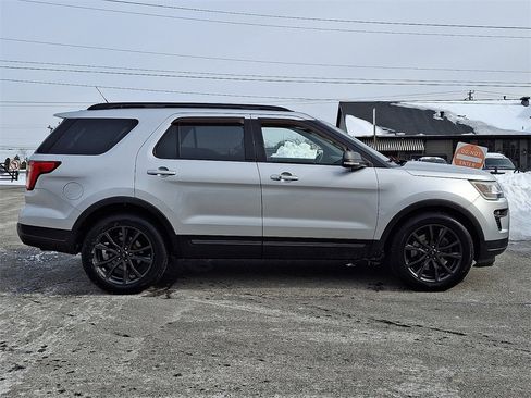 Used 2018 Ford Explorer XLT w/ Equipment Group 202A image 7