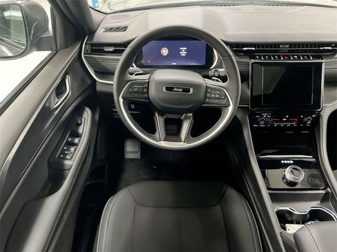 Used 2025 Jeep Grand Cherokee Laredo X w/ Luxury Tech Group I image 20