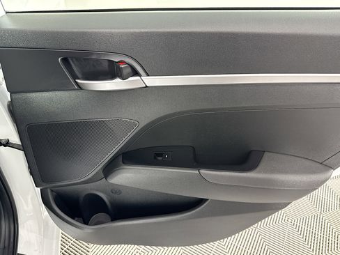 Used 2019 Hyundai Elantra SE w/ Winter Weather Package image 26