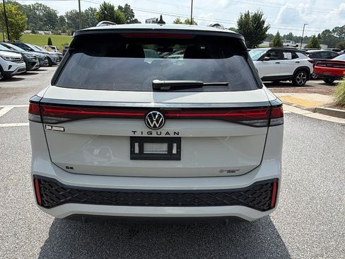 Used 2026 Volkswagen Tiguan SE R-Line FWD image 9
