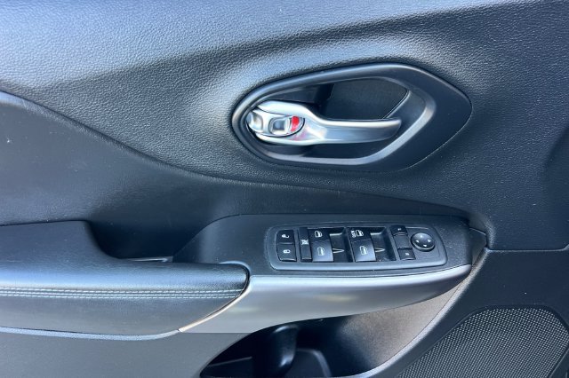 Used 2019 Jeep Cherokee Latitude w/ Popular Appearance Group AWD/4WD image 11