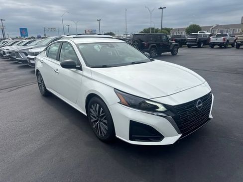 Used 2025 Nissan Altima 2.5 SV FWD image 1