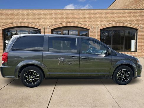 Used 2017 Dodge Grand Caravan SE FWD image 2