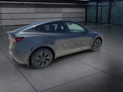 Used 2025 Tesla Model Y Long Range RWD image 8