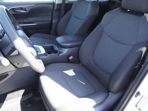 Used 2025 Toyota RAV4 XLE AWD/4WD image 20