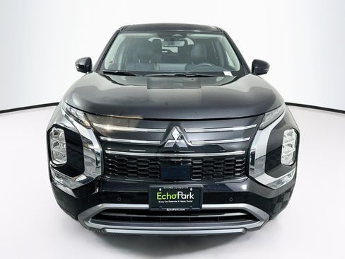 Used 2025 Mitsubishi Outlander SE FWD image 2