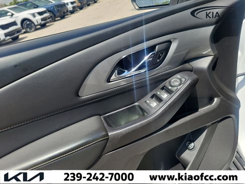 Used 2021 Chevrolet Traverse LT FWD image 23