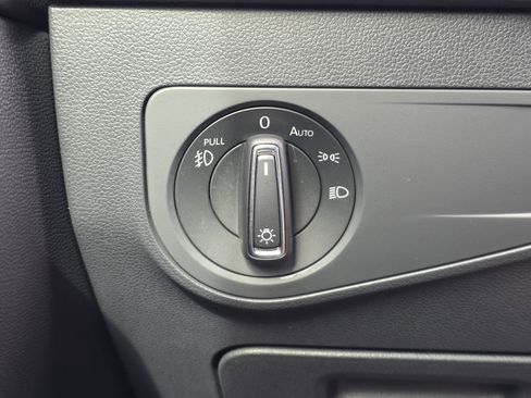 Used 2018 Volkswagen Tiguan SEL Premium image 26