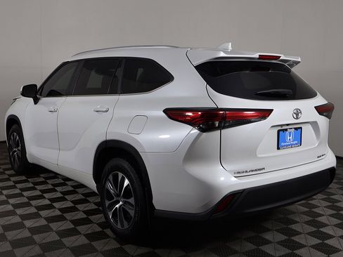 Used 2023 Toyota Highlander XLE image 10