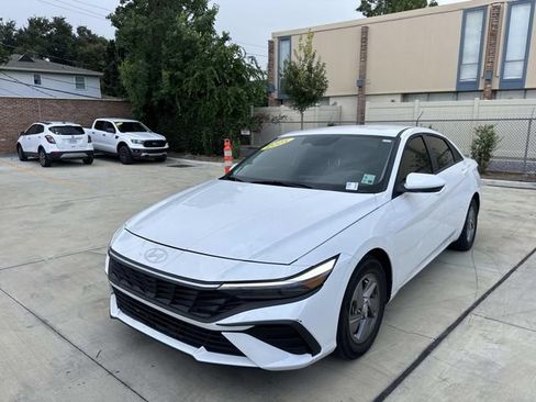 Used 2025 Hyundai Elantra SE FWD image 3