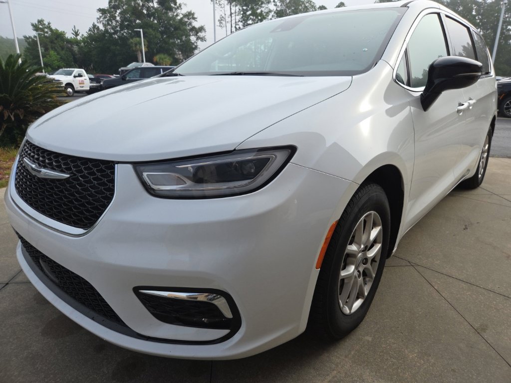 Used 2024 Chrysler Pacifica Touring-L FWD image 10