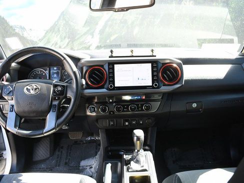 Used 2022 Toyota Tacoma TRD Off-Road image 18