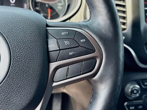 Used 2019 Jeep Cherokee Latitude Plus w/ Comfort/Convenience Group AWD/4WD image 9