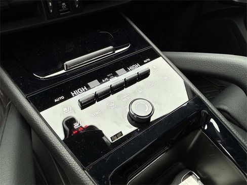 Used 2025 Porsche Cayenne S image 24