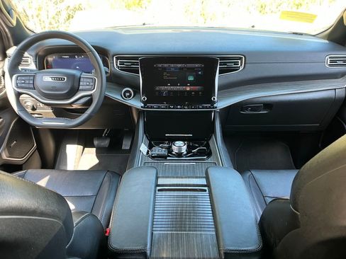 Used 2024 Jeep Wagoneer Series III image 13