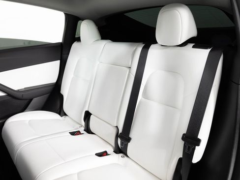 Used 2022 Tesla Model Y Long Range image 18