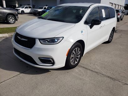 Used 2025 Chrysler Pacifica Select