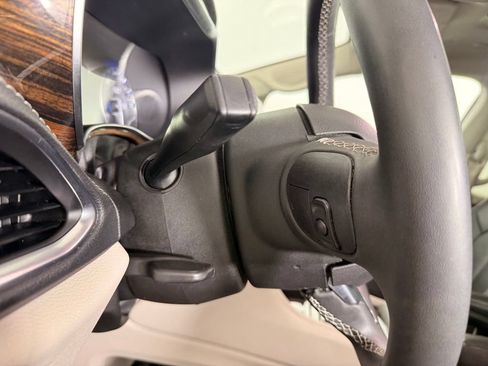 Used 2023 Chrysler Pacifica Limited FWD image 35