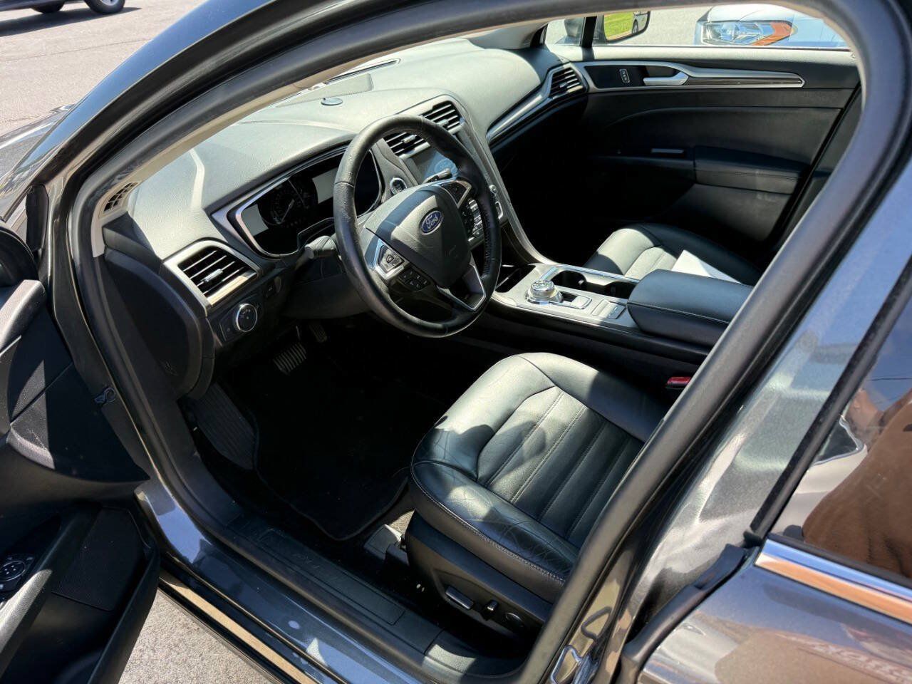 Used 2018 Ford Fusion SE w/ Fusion SE Technology Package FWD image 7