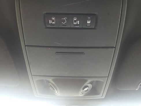 Used 2015 Chrysler Town & Country S FWD image 29