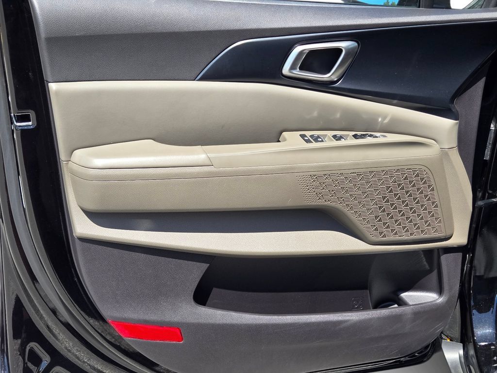 Certified 2025 Kia Carnival FWD image 14