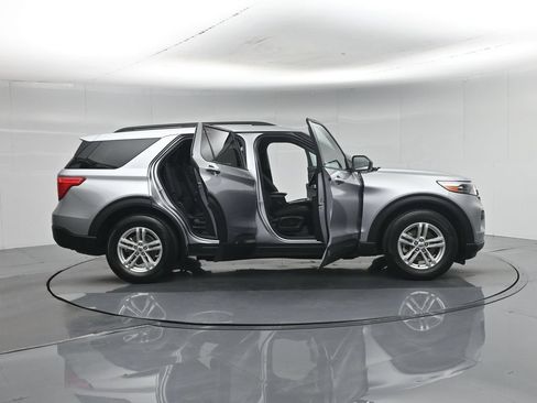 Certified 2022 Ford Explorer XLT RWD image 5