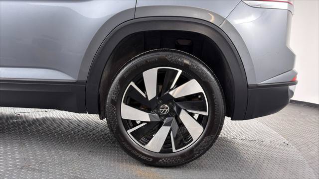 Used 2024 Volkswagen Atlas Cross Sport SE FWD image 35