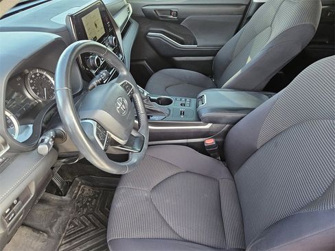 Used 2023 Toyota Highlander LE image 12
