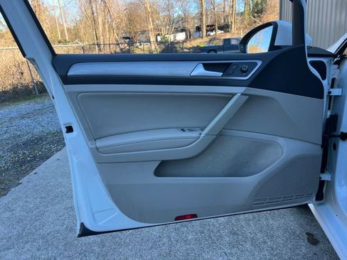 Used 2015 Volkswagen Golf S image 9